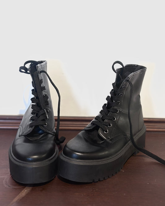 ASOS DESIGN Attitude 2 lace up chunky platform boots in black — Size 37