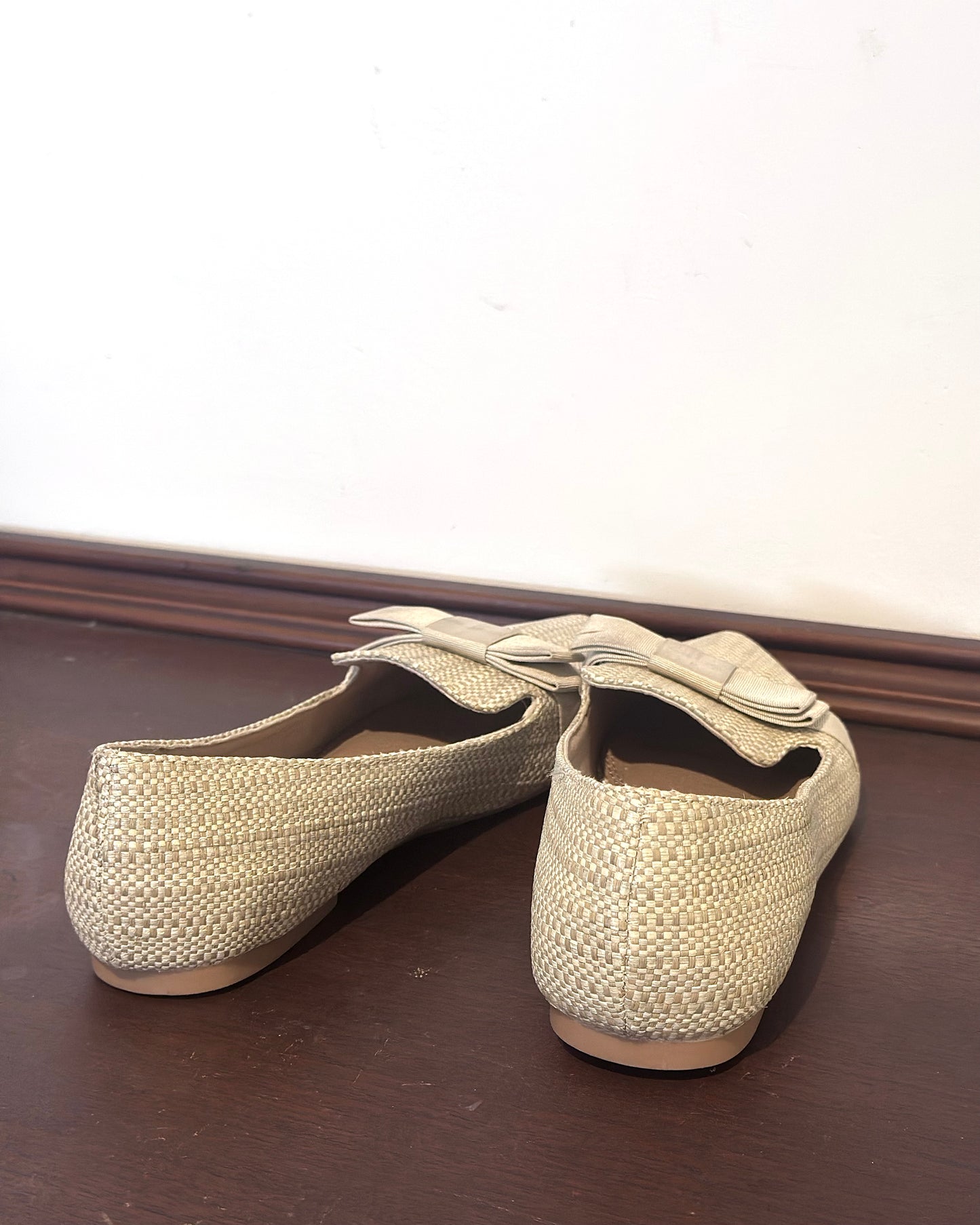 ASOS DESIGN bow detail woven pointed flats in beige — Size 38