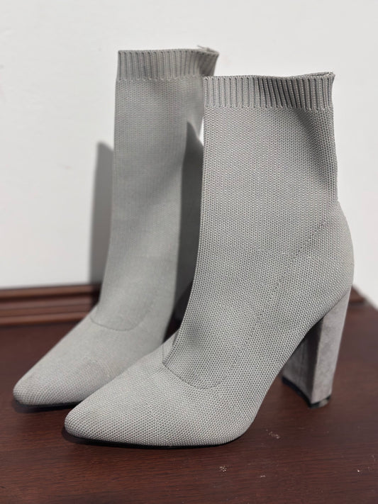 ASOS DESIGN block-heel ankle sock boots in grey — Size 37